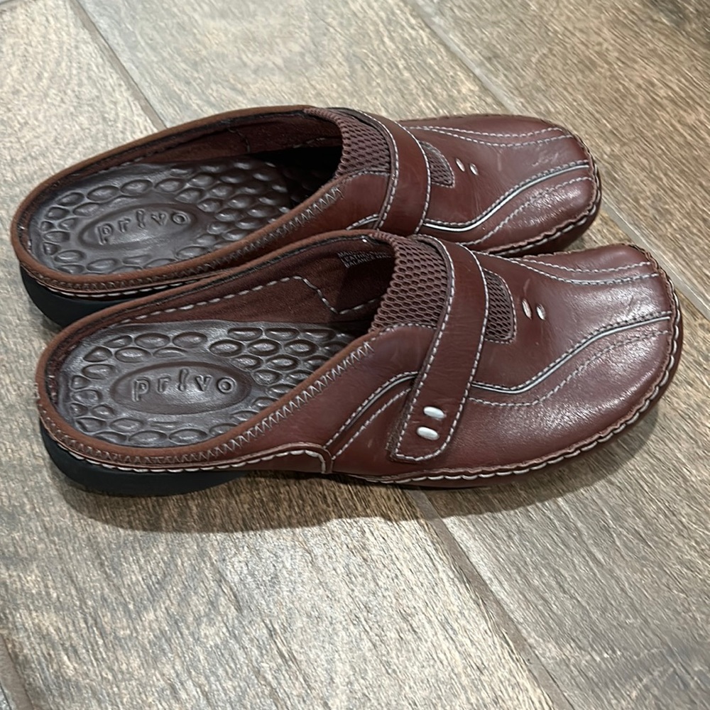 Privo by Clark brown leather slip on mules. EUC women’s size 8 Med
